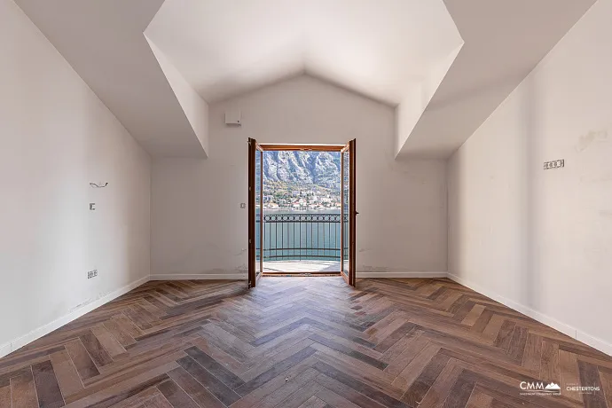 Eine luxuriöse dreistöckige Villa in erster Meereslinie in Kotor